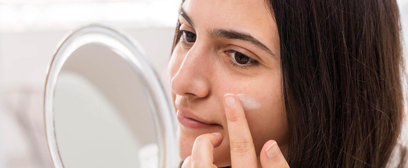 the-right-way-to-remove-makeup-without-damaging-the-skin