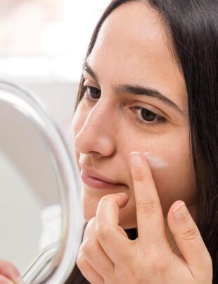 the-right-way-to-remove-makeup-without-damaging-the-skin